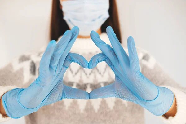 Chica Joven Una Máscara Médica Que Muestra Símbolo Corazón Con — Foto de Stock