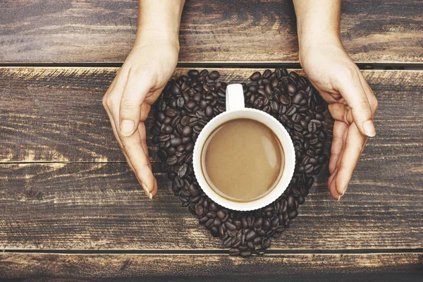 Jonge Hand Houden Koffie Houten Tafel — Stockfoto