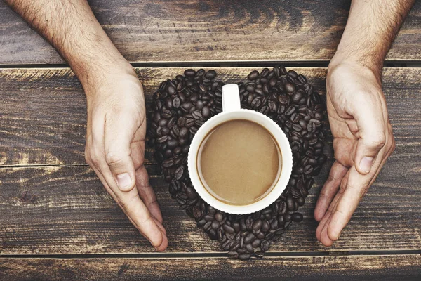 Jonge Hand Houden Koffie Houten Tafel — Stockfoto