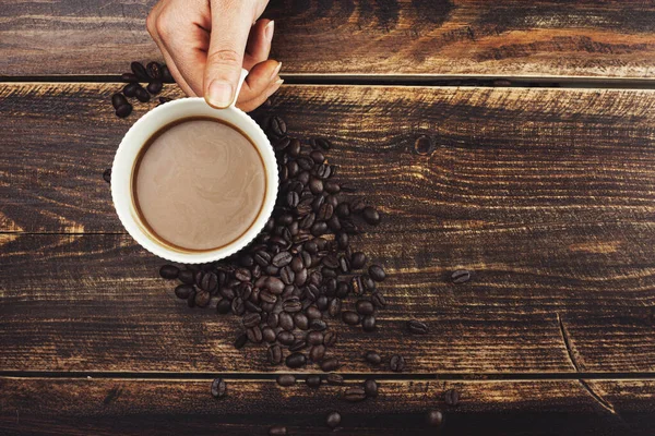 Jonge Hand Houden Koffie Houten Tafel — Stockfoto