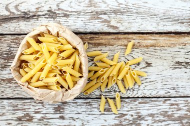 Ahşap arka planda çeşitli makarna, Üst Manzara