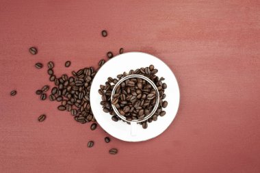 Taze kavrulmuş kahve çekirdekleri.