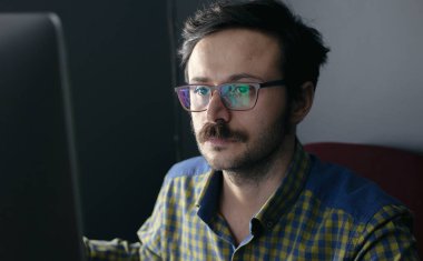 Genç işadamı geceleri ofiste çalışıyor..