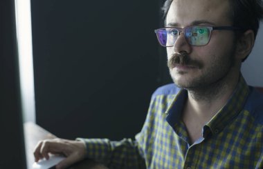 Genç işadamı geceleri ofiste çalışıyor..