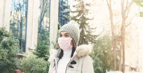 Νεαρή Γυναίκα Που Φοράει Μάσκα Στο Δρόμο — Φωτογραφία Αρχείου