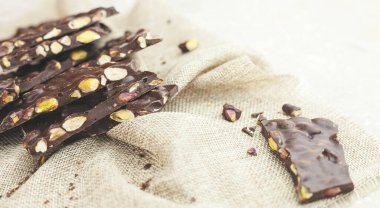 Masada taze çikolata yığını