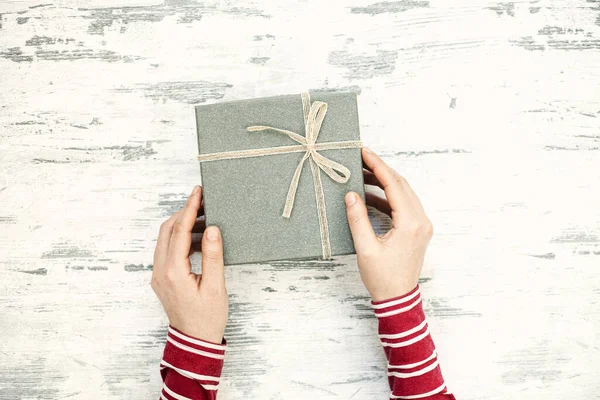 Mujer Mano Sosteniendo Regalo Sobre Fondo Blanco — Foto de Stock