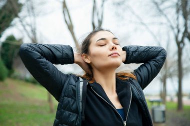 Güzel genç bayan antrenmandan önce ısınıyor.