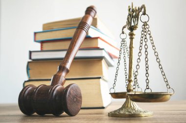 Adalet ve hukuk kavramı. Avukatlık bürosundaki hukuk kitapları..