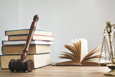 Adalet ve hukuk kavramı. Avukatlık bürosundaki hukuk kitapları..