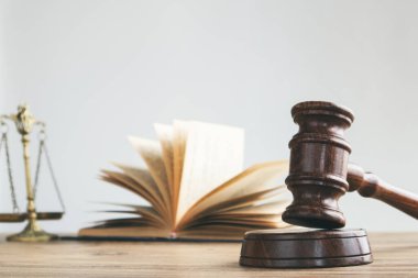 Adalet ve hukuk kavramı. Avukatlık bürosundaki hukuk kitapları..