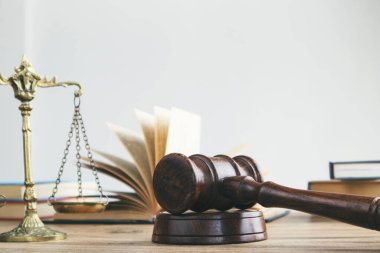 Adalet ve hukuk kavramı. Avukatlık bürosundaki hukuk kitapları..