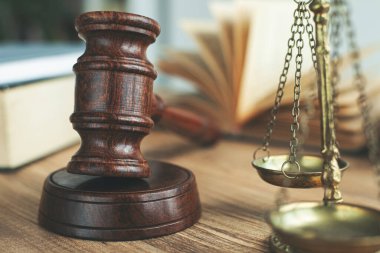 Adalet ve hukuk kavramı. Avukatlık bürosundaki hukuk kitapları..