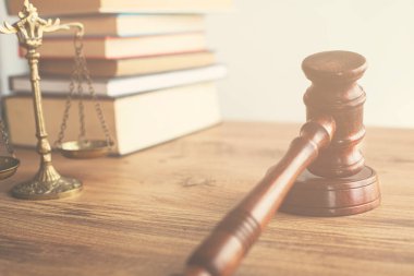 Adalet ve hukuk kavramı. Avukatlık bürosundaki hukuk kitapları..