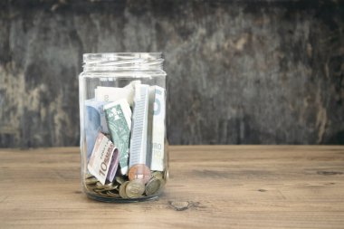 Temiz bir şişedeki para görüntüsü, tasarruf kavramı