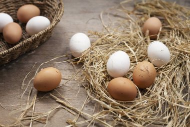 Tahta arka planda yumurta sepeti.