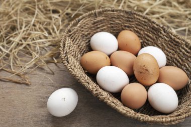 Tahta arka planda yumurta sepeti.