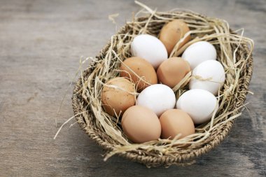 Tahta arka planda yumurta sepeti.