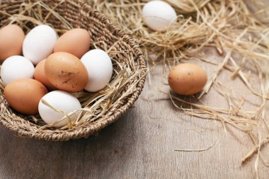 Ahşap zemin üzerinde yuvadaki organik yumurtalar.