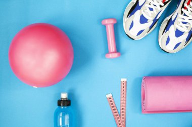 Mavi arka planda spor ekipmanları.