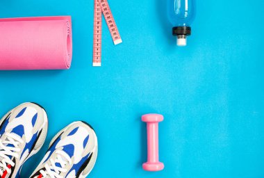 Mavi arka planda spor ekipmanları.