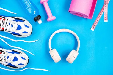 Mavi arka planda spor ekipmanları.