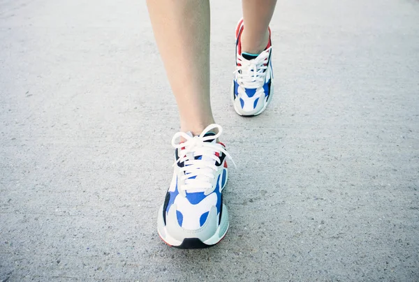 Pessoa Usar Sapato Corrida Para Andar Correr Fundo Estrada Conceito — Fotografia de Stock