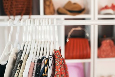 Modern bir mağazada elbise askısı.