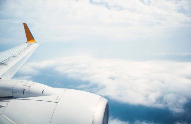 Bulutlar ve gökyüzü bir uçağın penceresinden görüldüğü gibi