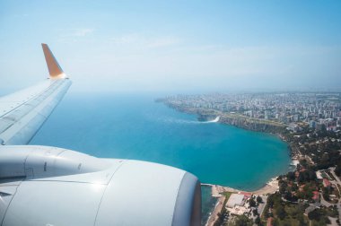 Bulutlar ve gökyüzü bir uçağın penceresinden görüldüğü gibi