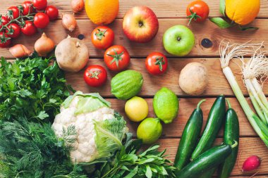 Tahta masada çeşitli sebzeler.