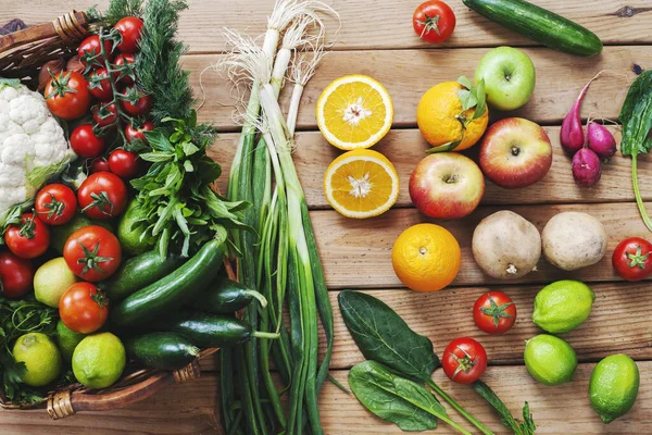 Tahta masada çeşitli sebzeler.