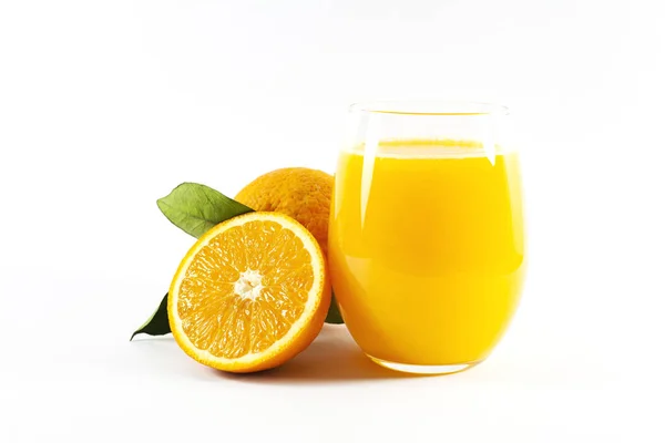 鲜橙汁杯 水果切成两半 绿叶片 白色背景 切碎路径 — 图库照片