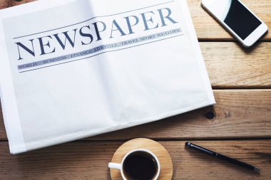 Masada kahve olan gazete.