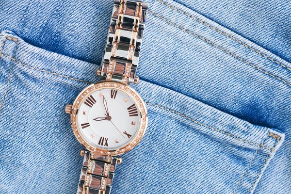 Reloj Lujo Con Vaqueros Azules — Foto de Stock