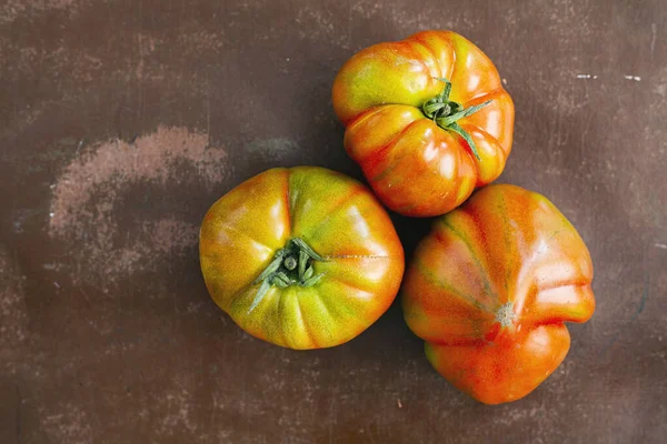 Tomate Orgânico Sobre Fundo Retro Marrom — Fotografia de Stock