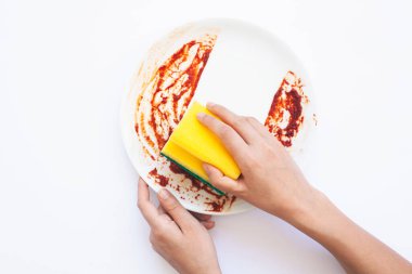 Beyaz zemin üzerinde kirli beyaz plakanın yüksek açılı görünümü