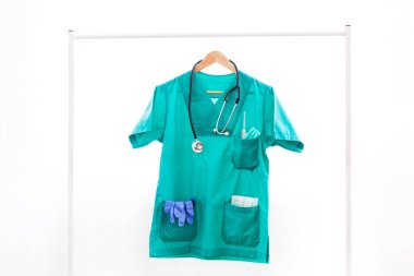 Steteskop ve askılarda laboratuvar önlüğü olan bir doktor önlüğü..