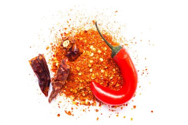 Chili, kırmızı biber taneleri ve kırmızı biber tozu patlamış.