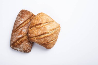 Beyaz arkaplanda izole edilmiş çeşitli ekmekler.