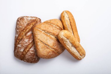 Beyaz arkaplanda izole edilmiş çeşitli ekmekler.