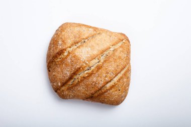 Beyaz zeminde izole edilmiş taze pişmiş ekmek.