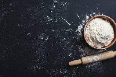 Fırın - siyah karatahta zemin üzerinde altın ekmek ve un somunları. 