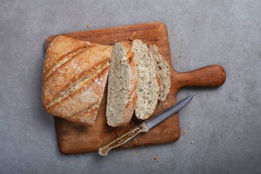 Taze ekmek dilimi ve bıçak.