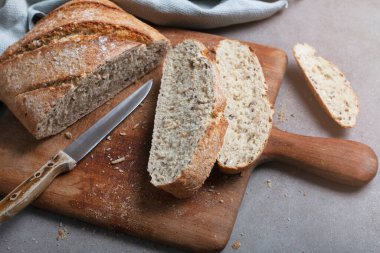 Taze ekmek dilimi ve bıçak.