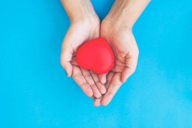 Eller kırmızı kalbi tutuyor. Sağlık hizmetleri