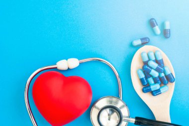 Sağlıklı bakım konsepti. Mavi arkaplanda sağlıklı araçlar.