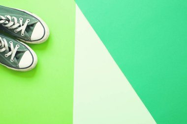 İzole edilmiş renk arkaplanındaki renk ayakkabıları.