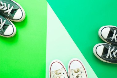 İzole edilmiş renk arkaplanındaki renk ayakkabıları.