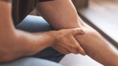 Dirsek eklemlerinde ağrı ve sertlik hissediyorum.